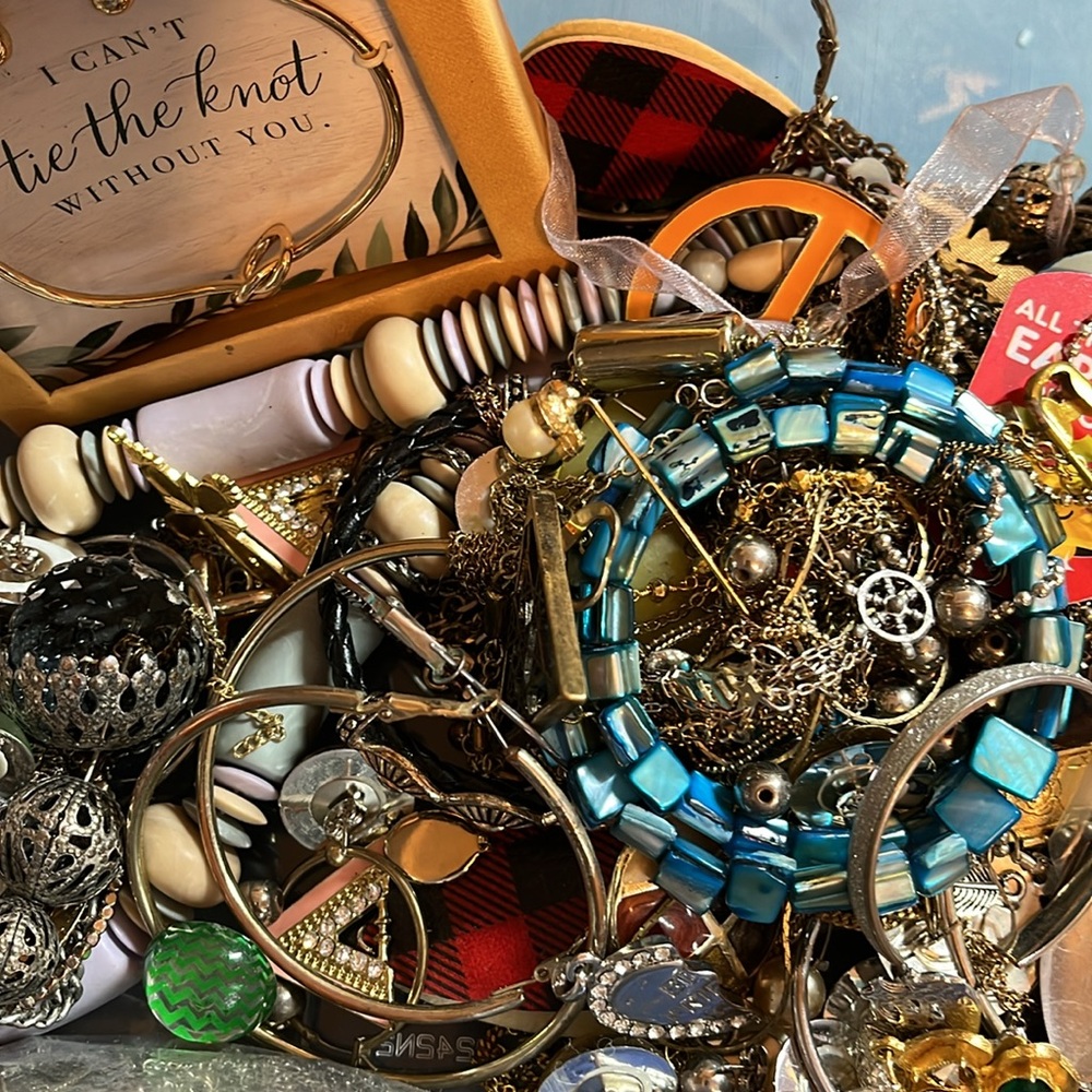 Scrap lot, 2.42 lbs, some wearable but most scrap lot 07257 - Picture 5 of 10
